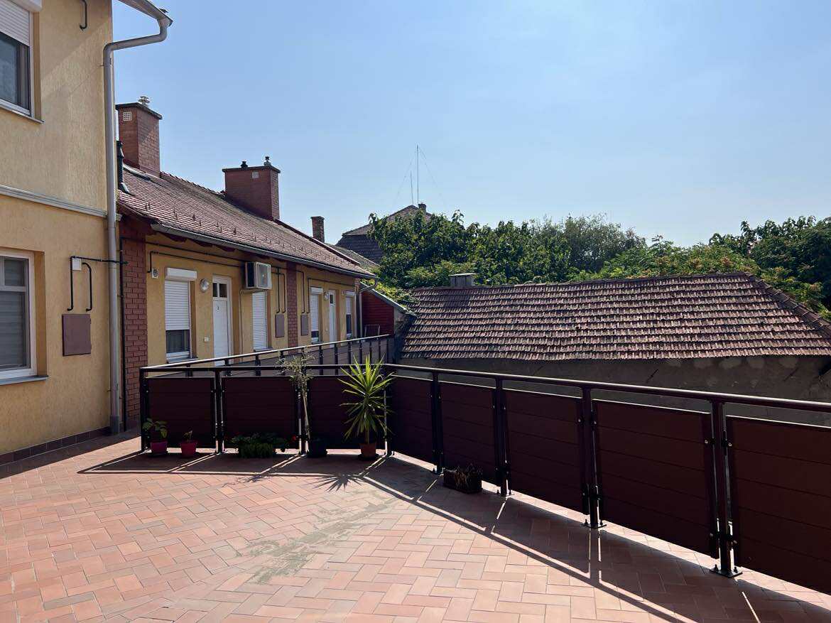 Eladó Kiskunhalas belvárosában, frekventált helyen 1. emeleti lakás