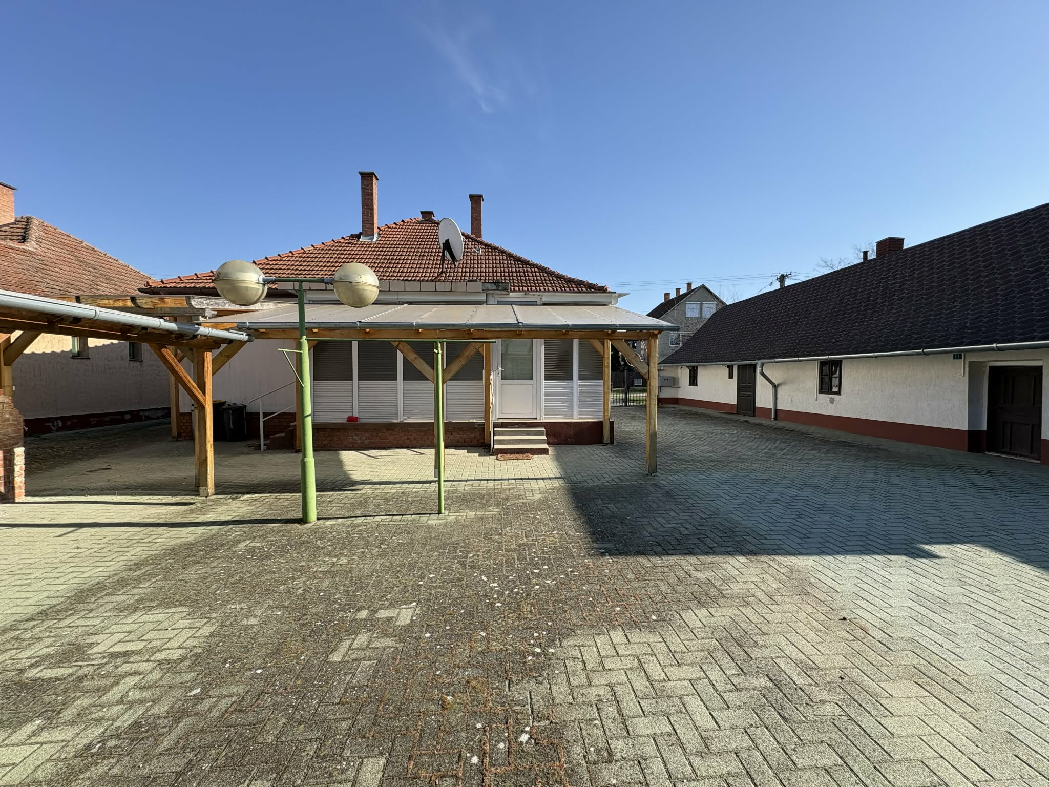 Kiskunhalason különleges lehetőségekkel bíró családi ingatlan eladó!