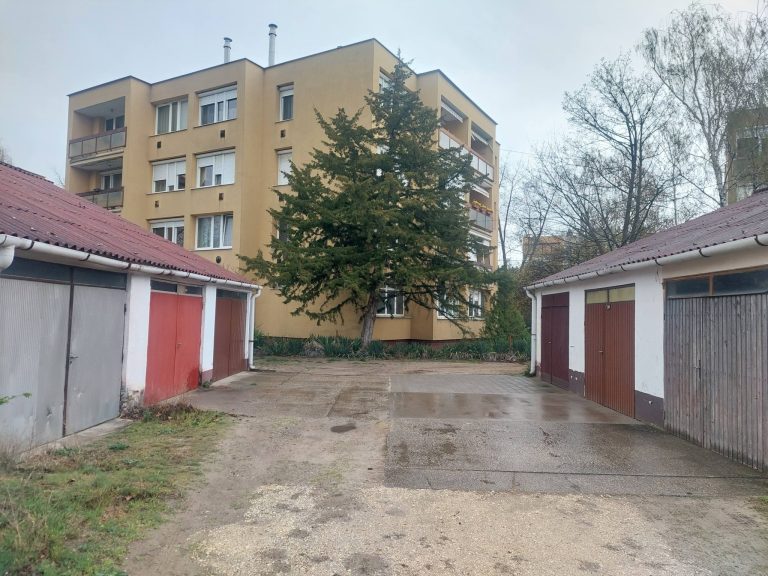 Kiskunhalason a Gárdonyi Géza utcában kínálok eladásra egy 18 m2-es garázst!