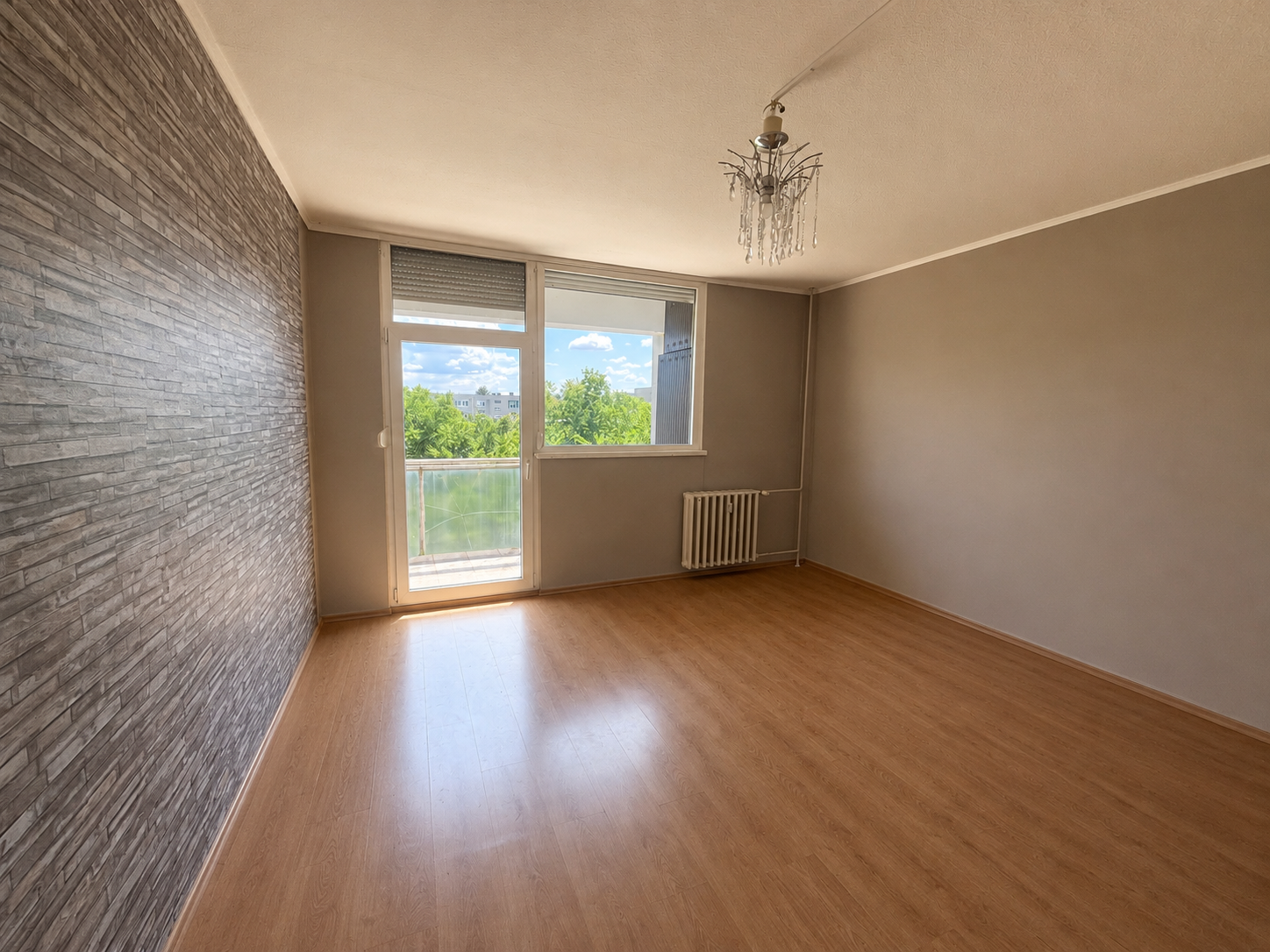 Kiskunhalason, a belvárosban eladó 63 m²-es, 2+1 félszobás, erkélyes panellakás!